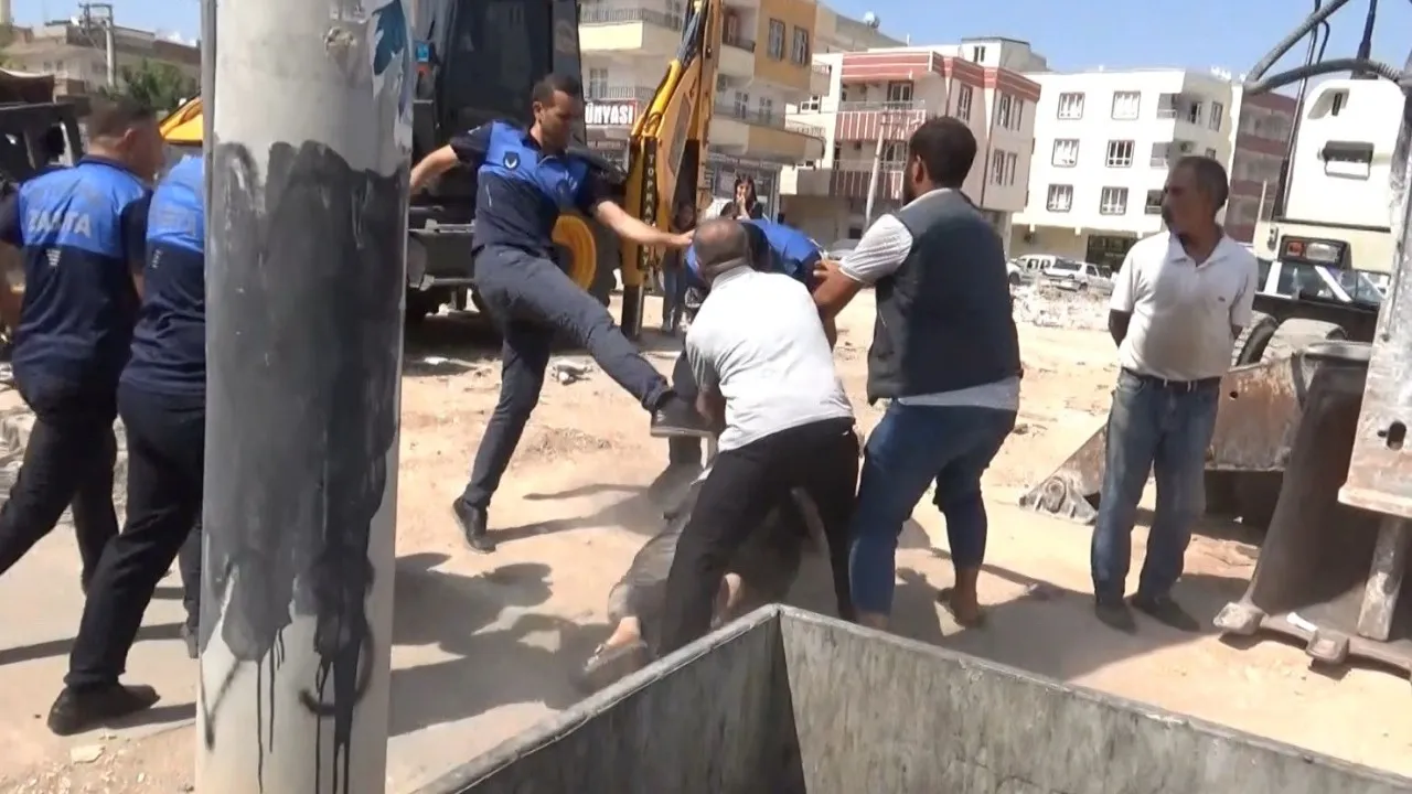 Zabıta ile esnafın kavgasında ortalık savaş alanına döndü: 15 yaralı, 5 gözaltı