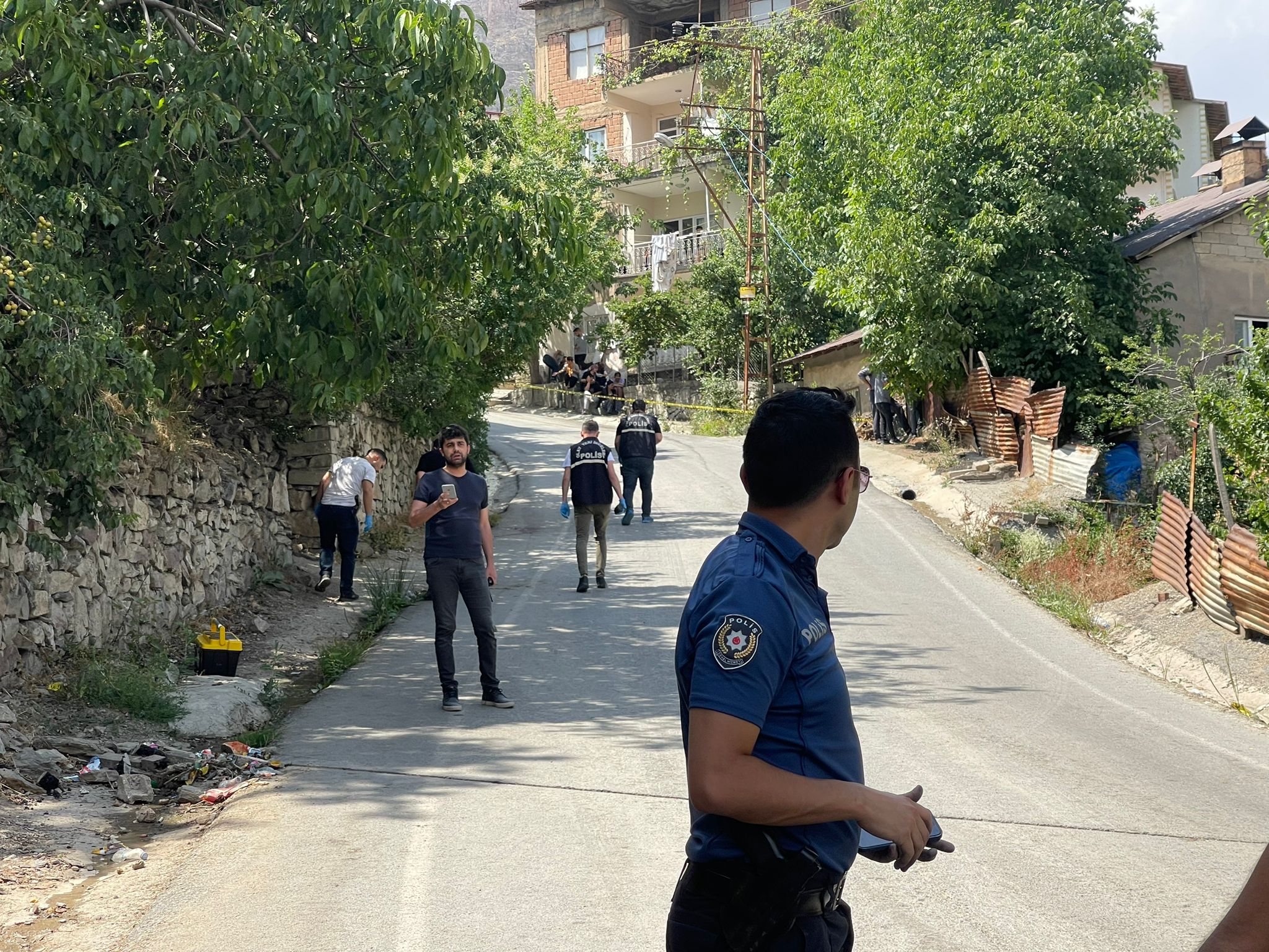 Hakkari'de cinayet: Babasını öldürdü kardeşini ağır yaraladı