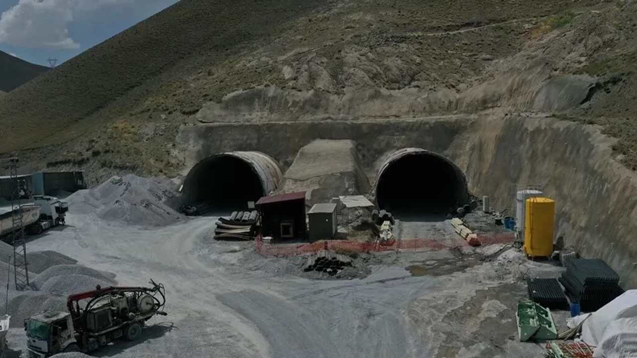 Hakkari-Van Karayolu'ndaki Güzeldere Tüneli'nin İlk Tüpü Açılıyor!
