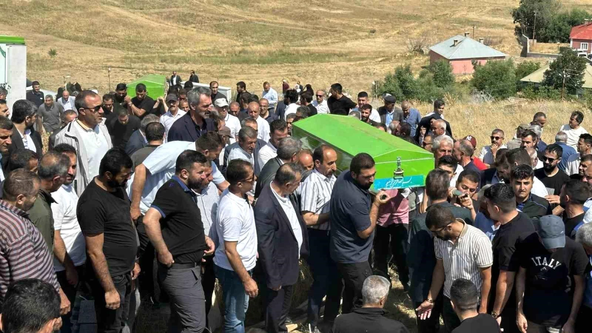 Hakkari'de trafik kazasında hayatını kaybeden çift toprağa verildi