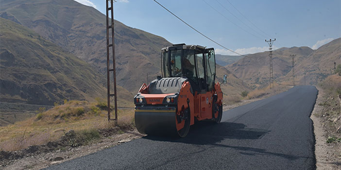 Hakkari'de köy yolları asfaltlanıyor