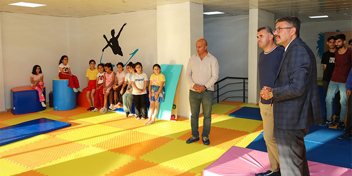 Hakkari Valisi Çelik spor kompleksinde inceleme yaptı