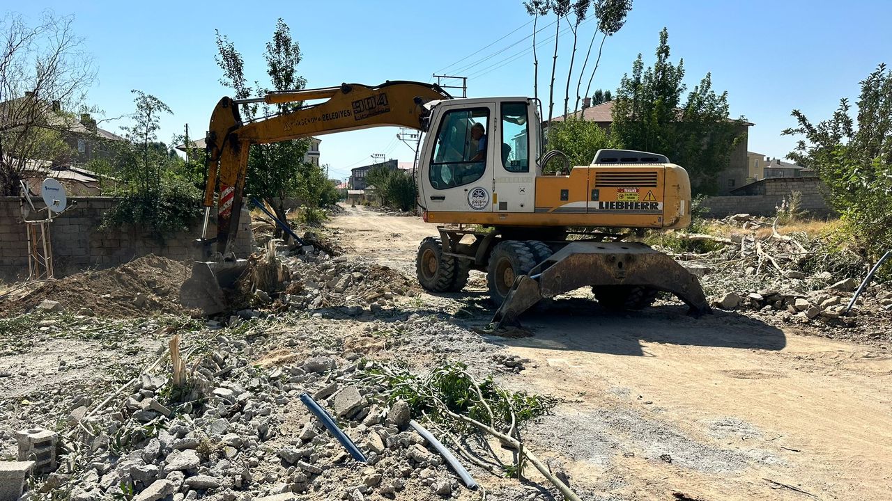 Yüksekova'da yol asfaltlama çalışmaları devam ediyor