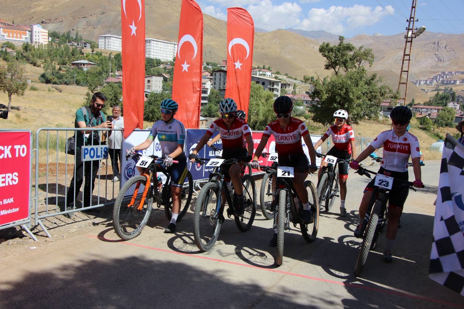 Hakkari’de uluslar arası Bisiklet yarışması düzenlendi