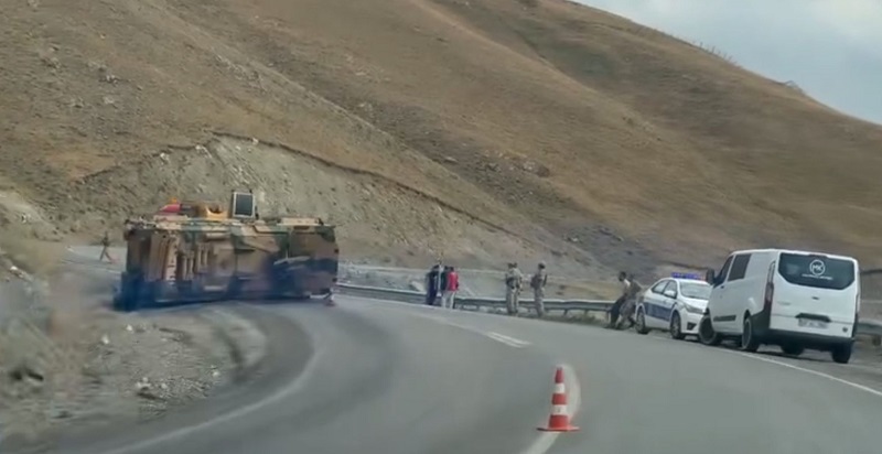 Hakkari- Van karayolunda askeri araç devrildi