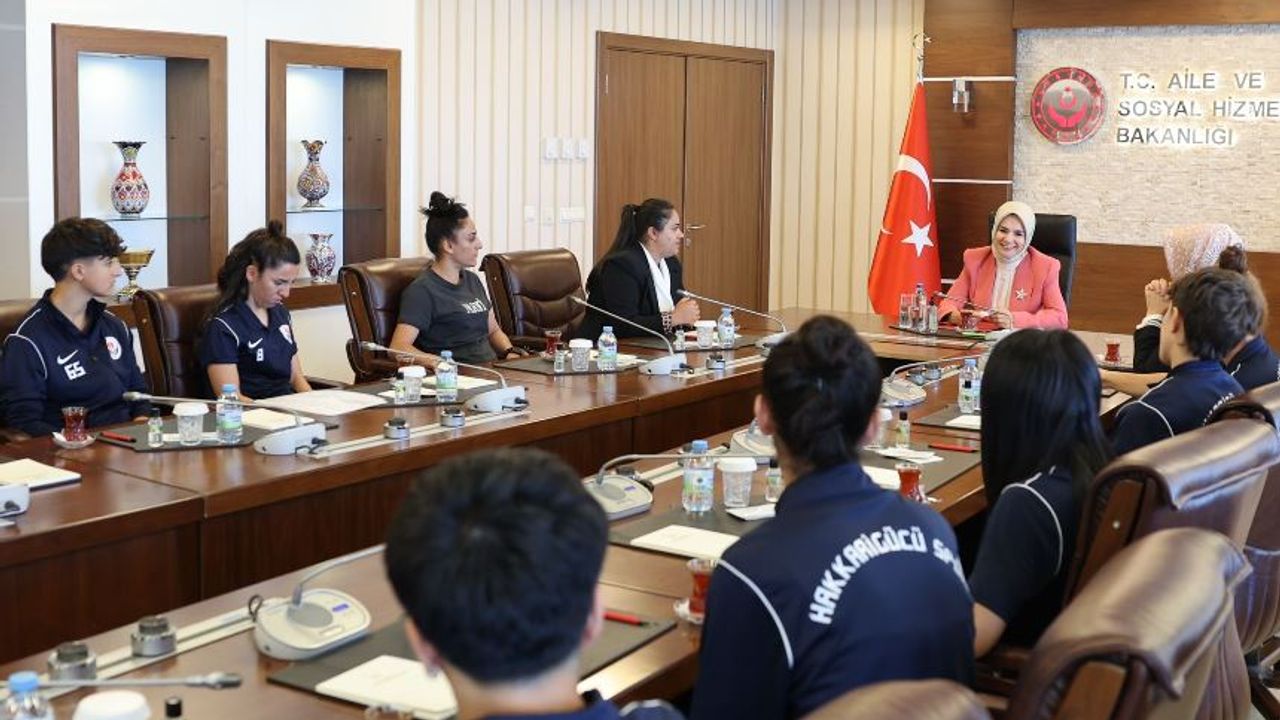 Bakan Göktaş, Hakkarili kadın futbolcuları kabul etti