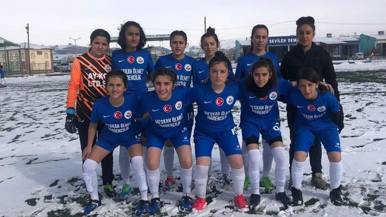 Hakkari'de 8 kız ile başlayan macera 'altın kalp' ödülüne uzandı