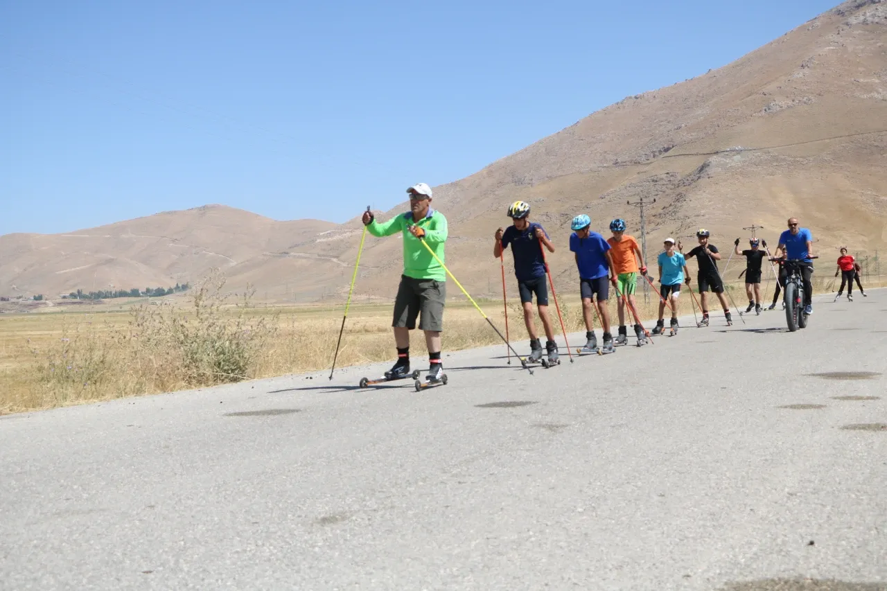 Yüksekova'da tekerlekli kayakçılar Türkiye Şampiyonası'na hazırlanıyor