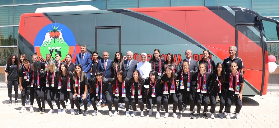 Bakanlardan Yüksekova kadın futbol takımına otobüs desteği!
