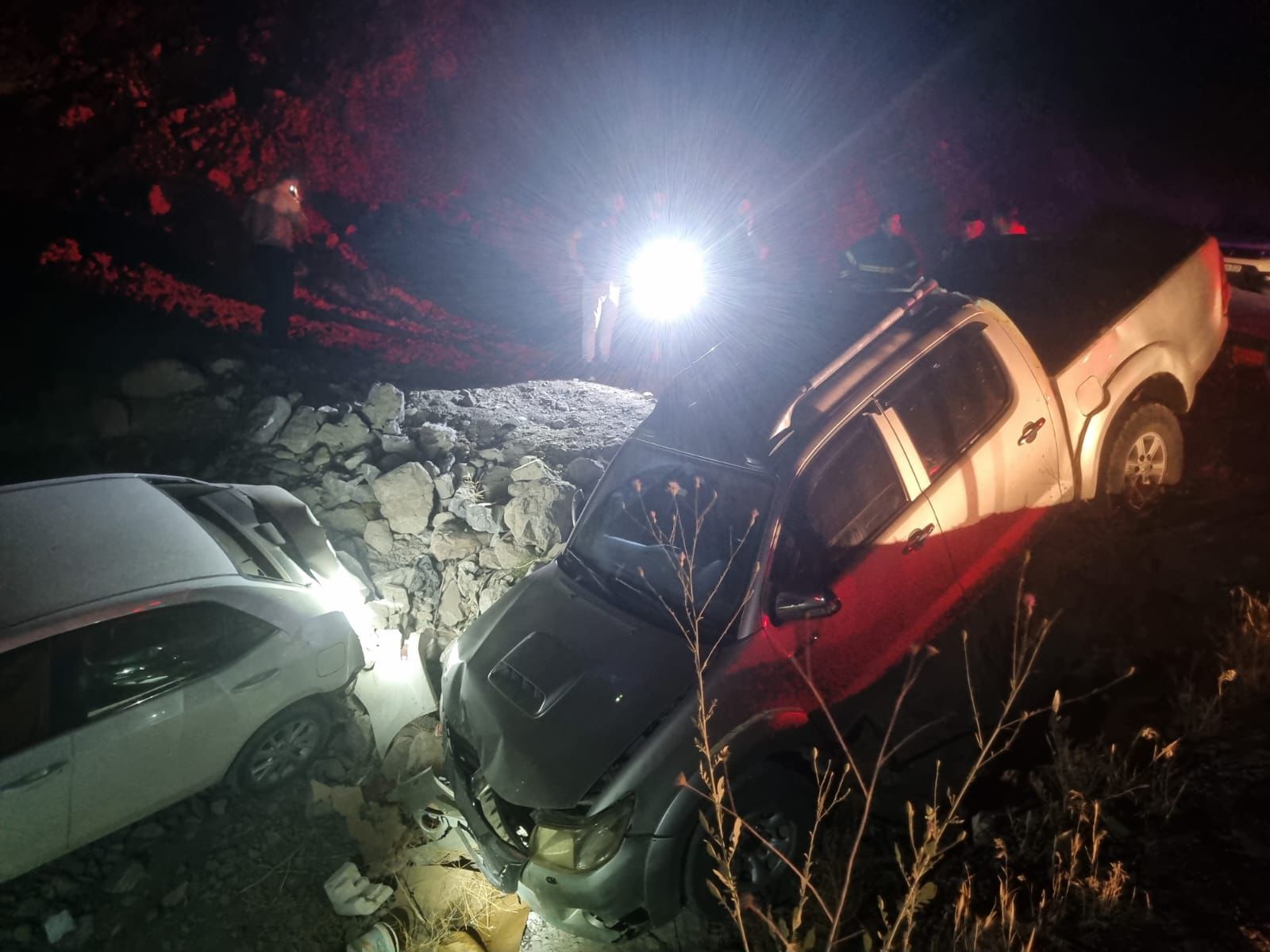 Hakkari'de Köpeğe çarpmamak için ani fren yaptı kazada 3 kişi yaralandı!