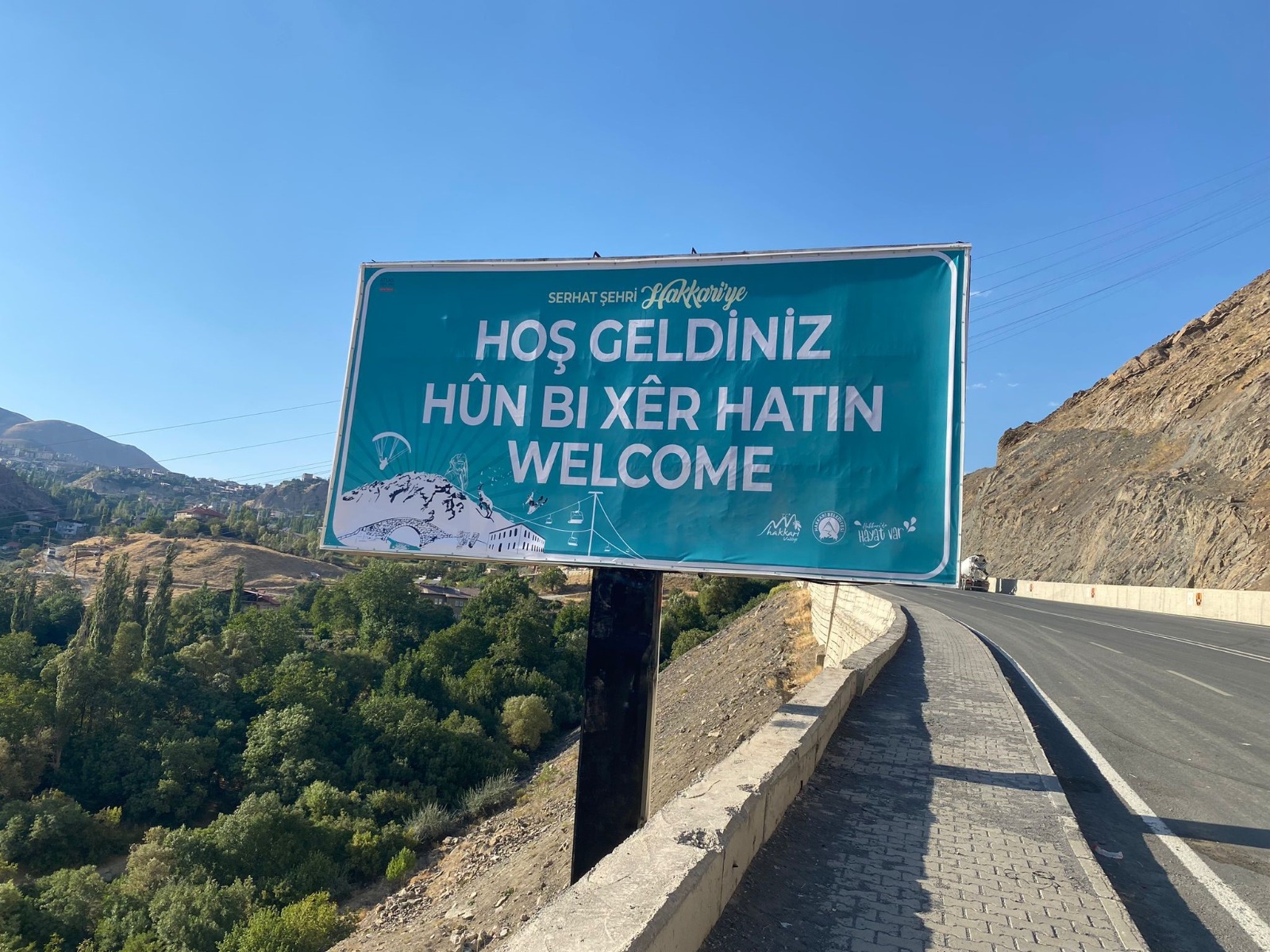 Hakkari girişindeki 3 dilli tabela yenilendi