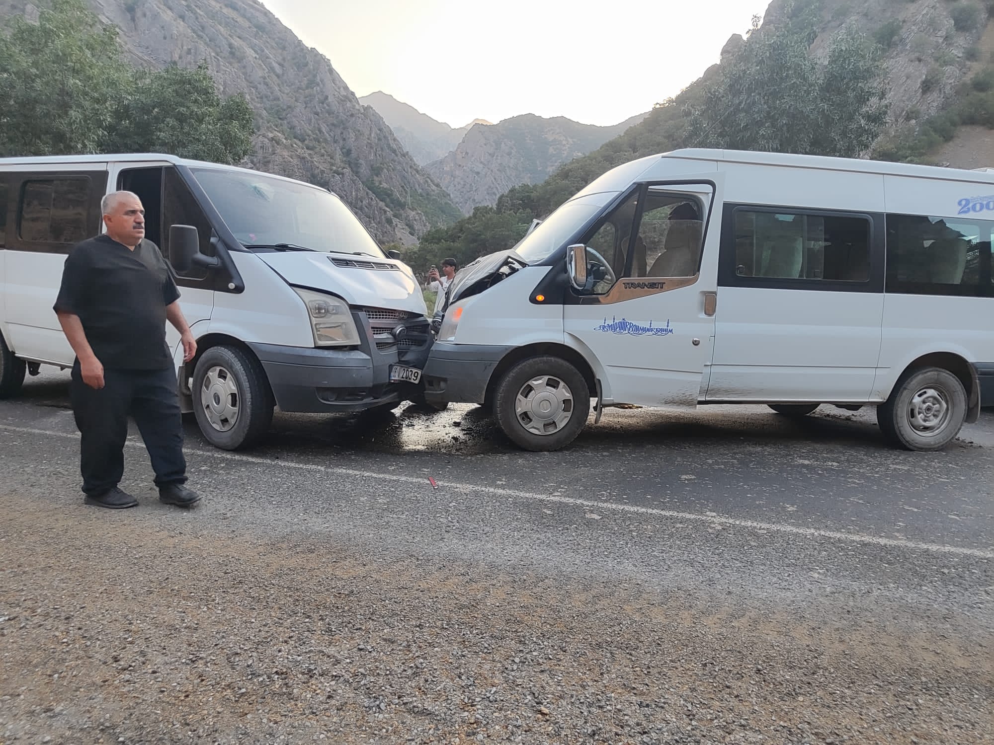 Hakkari'de 2 araç kafa kafaya çarpıştı