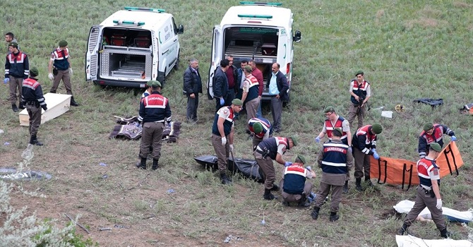 Şoför uyudu, otobüs şarampole uçtu: 8 ölü, 34 yaralı