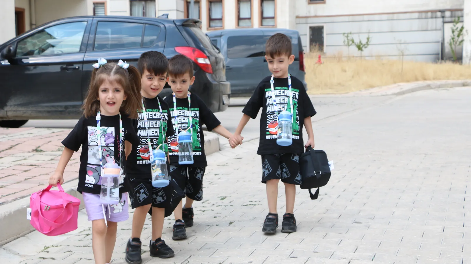 Hakkari'de 6 yıl evlat hasreti çeken ailenin dördüzleri okullu oldu