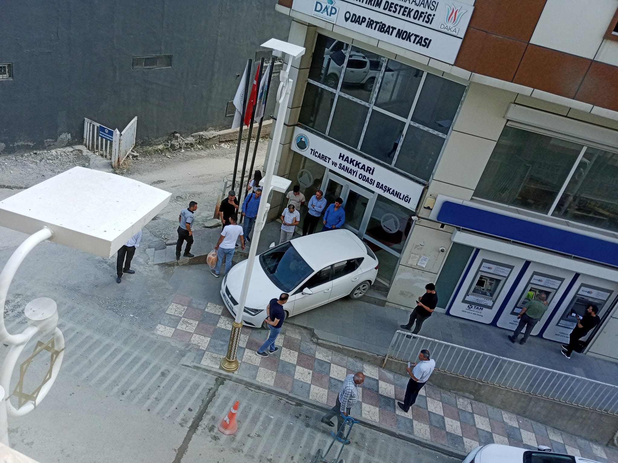 Hakkari'de araç HATSO binasına daldı