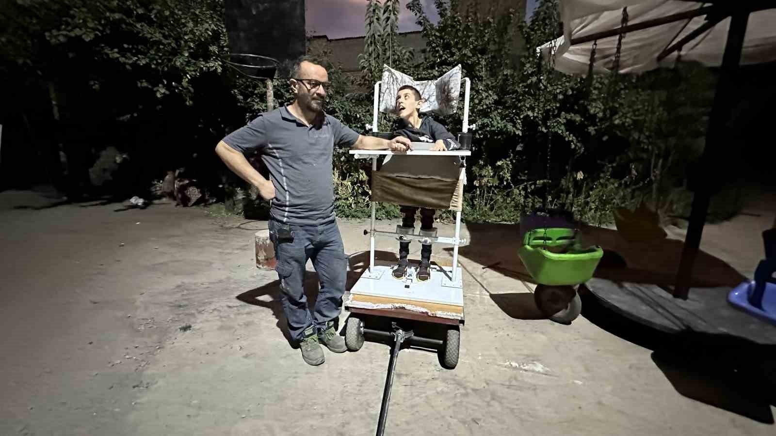 Fiziksel engelli oğlu için ayakta durma sehpası tasarladı