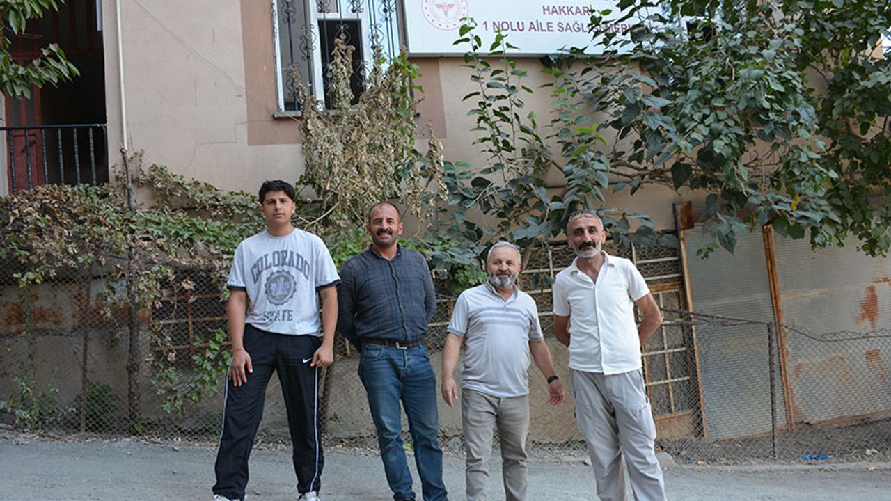 Hakkari'nin bu sokağındaki esnaf yola çözüm bekliyor