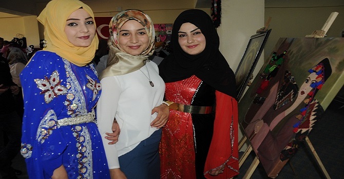 Hakkari'de genç kızlar emeklerini taziye evinde sergiledi