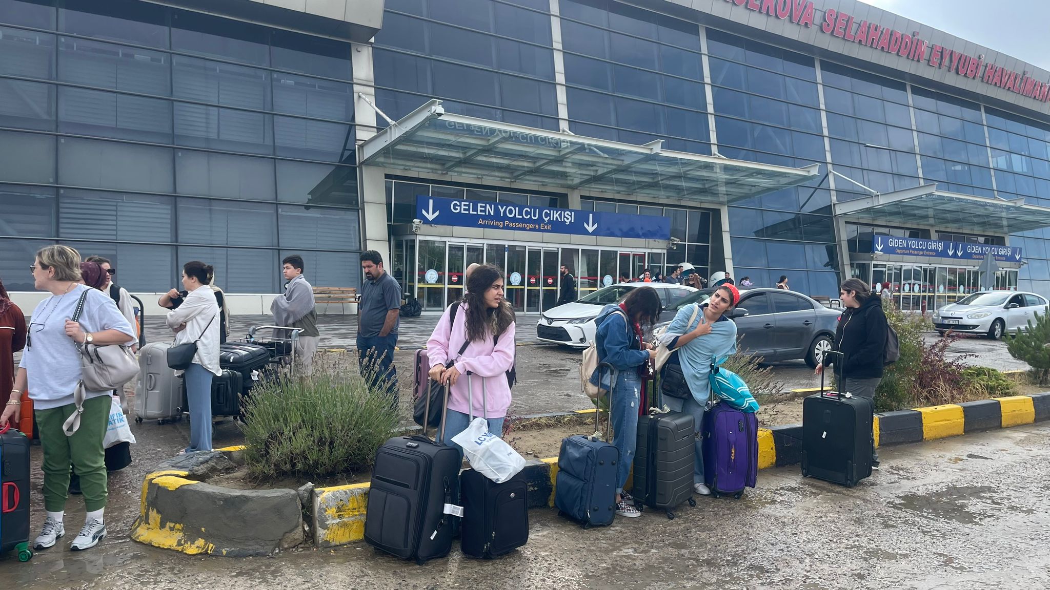 Yüksekova'da Pisten çıkan uçağın Yolcuları tahliye edildi