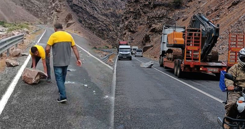 Hakkari-Çukurca karayoluna Dev kayalar düştü