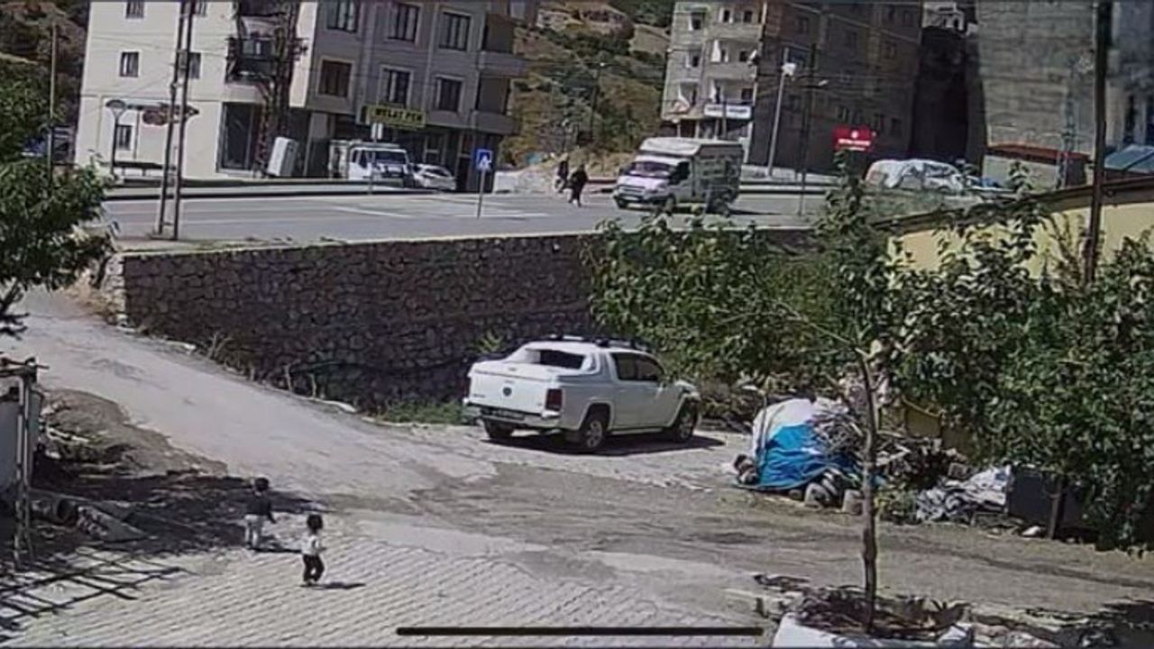 Hakkari’de yaşlı kadına çarpan kamyonet sürücüsü kaçtı