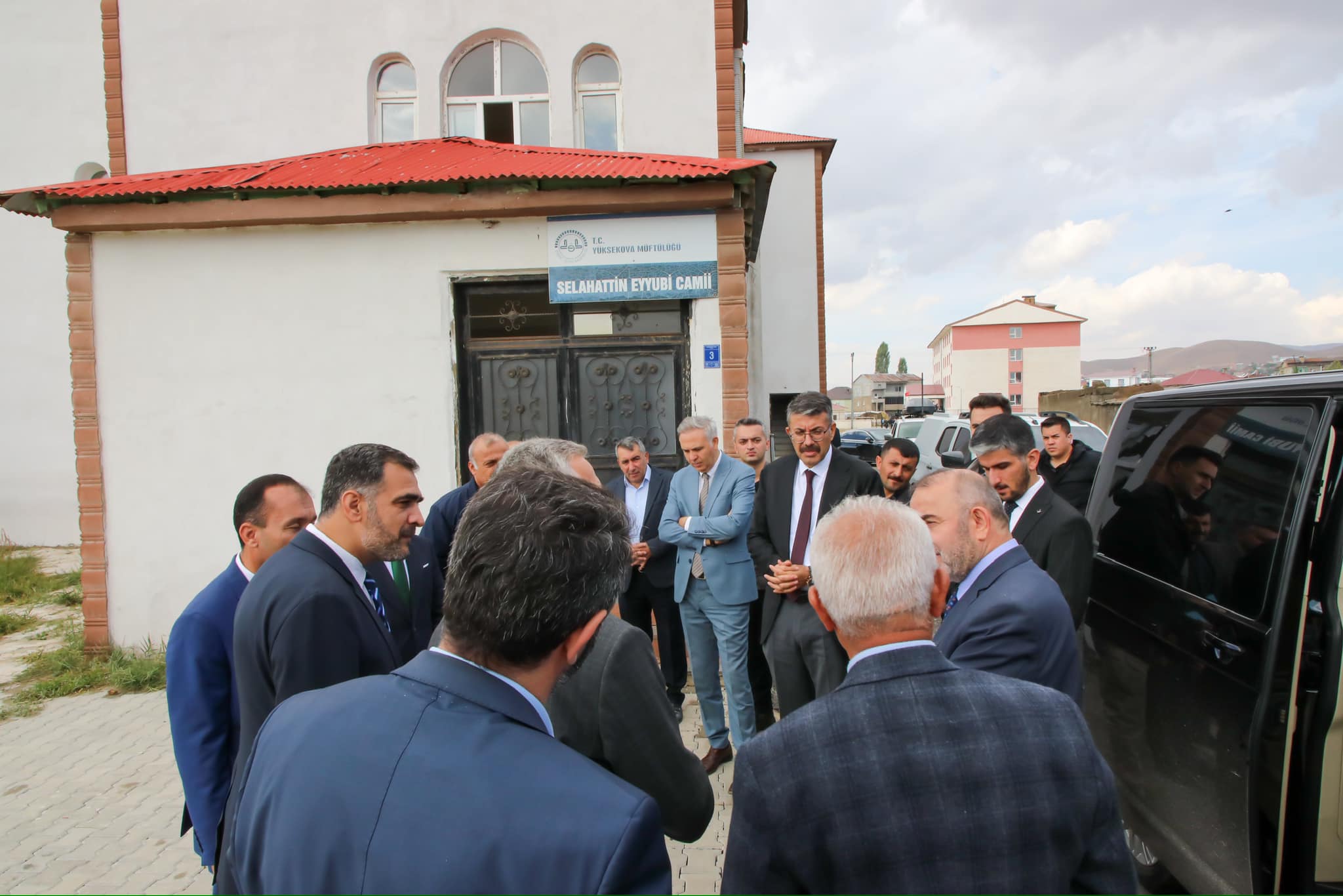 Cumhurbaşkanı Başdanışmanı Yüksekova’da cami inşaatlarını gezdi