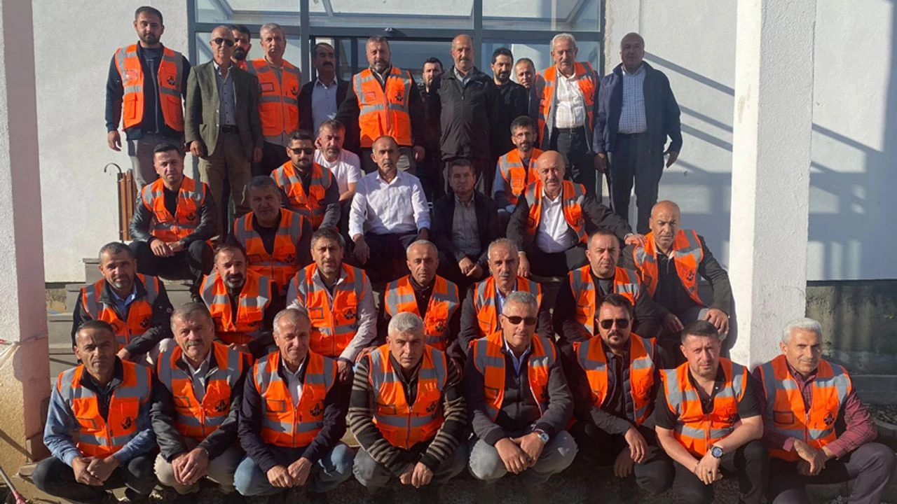 Yüksekova’da TÜRK-İş’ten oturma eylemi