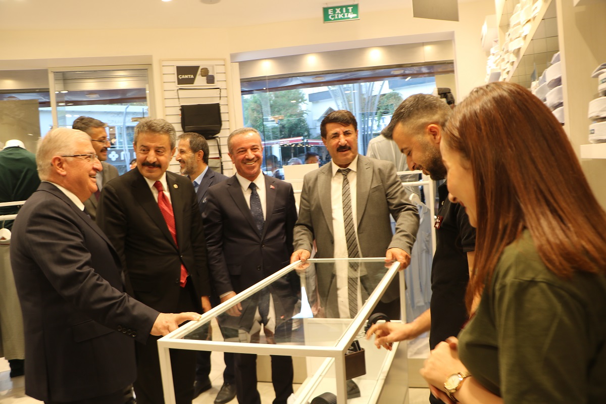 Bakan Güler, Hakkari'de esnafları ziyaret etti