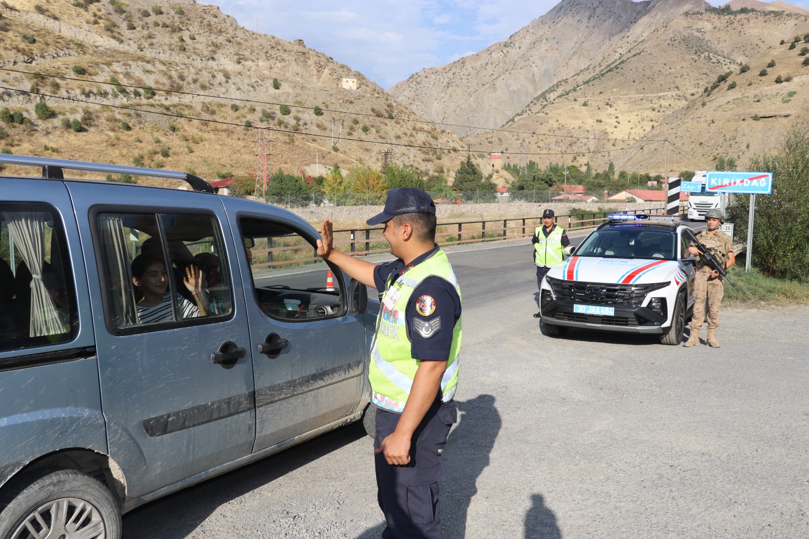 Hakkari'de jandarma trafik denetimi yaptı