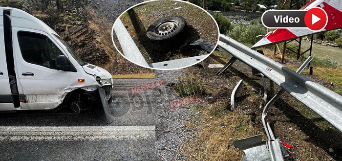 Hakkari'de Yolcu dolu minibüs faciadan döndü!