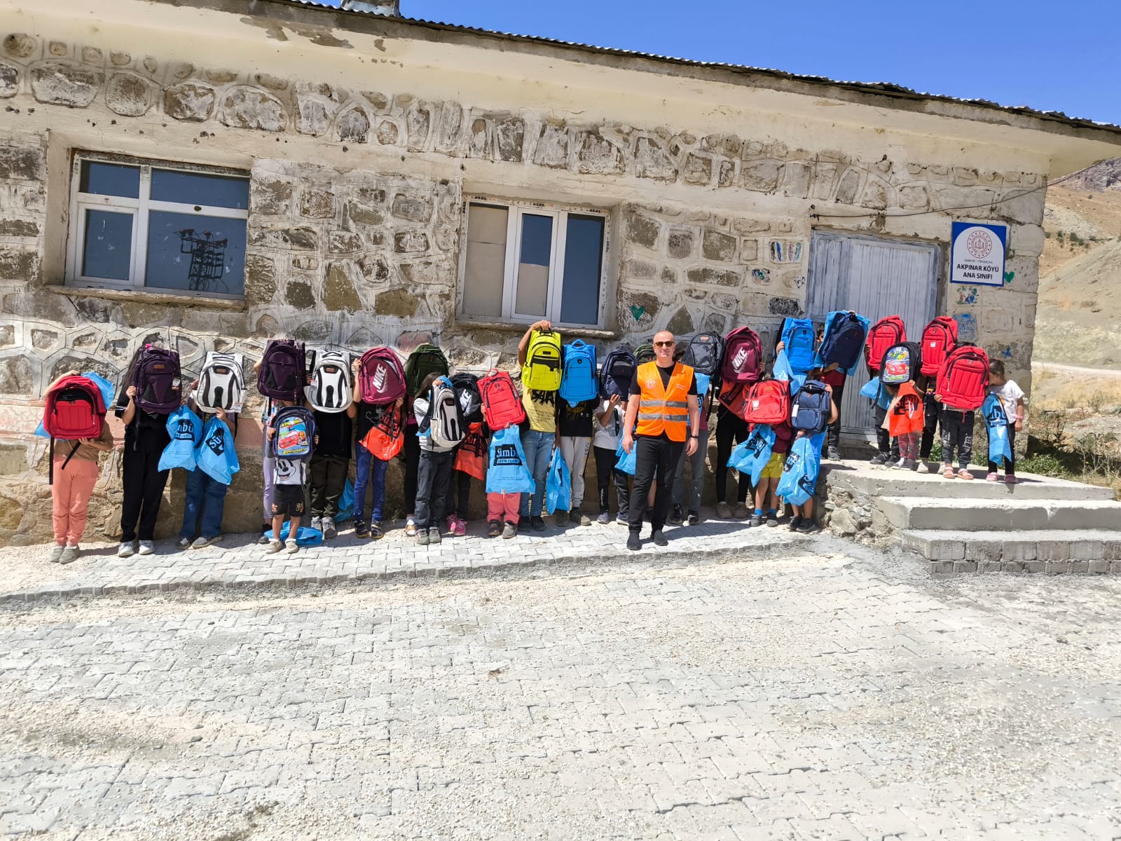 Hakkari Gençlik Engeliler Derneğinden 600 öğrenciye çanta ve bot yardımı