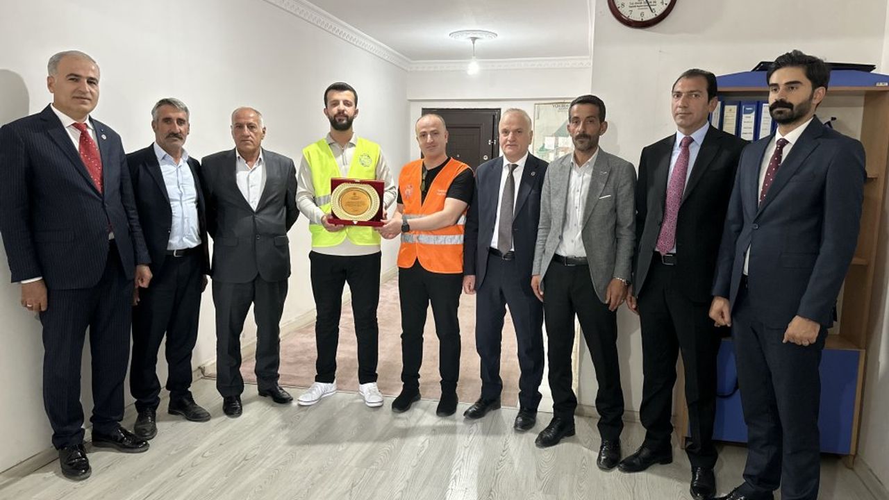 Yüksekova’da Muhtarlarından Başkan Aydoğdu’ya plaket