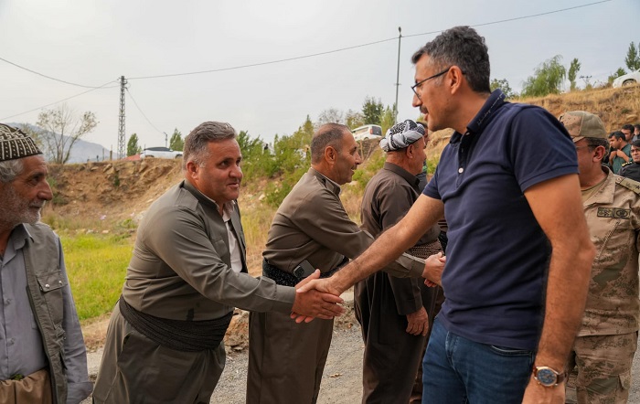 Vali Çelik Derecik'te vatandaşı dinledi