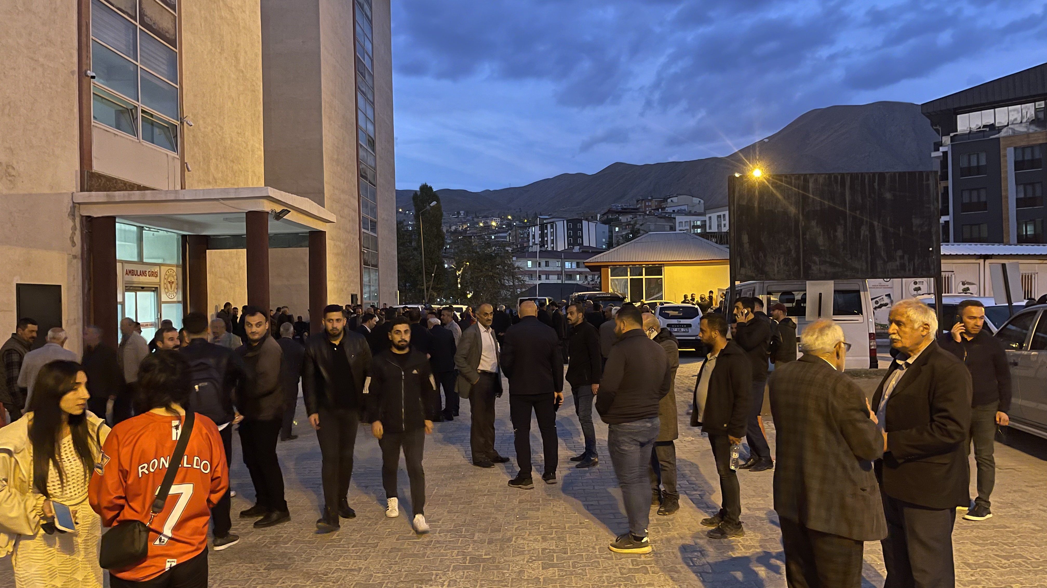 Hakkari’de ceviz ağacından düşen kişi hayatını kaybetti