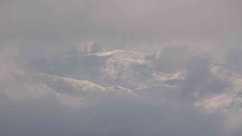 Hakkari'ye yılın ilk karı yağdı!