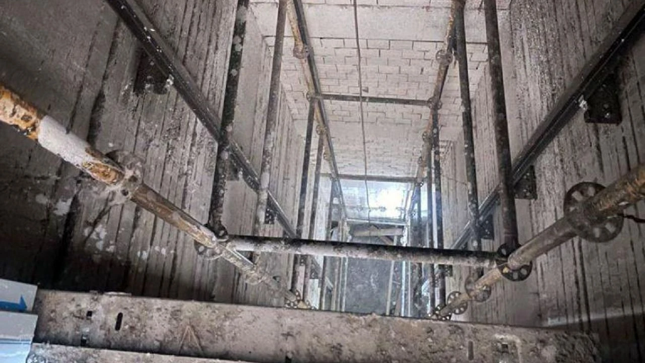 Karı-koca inşaat halindeki binanın asansör boşluğuna düştü