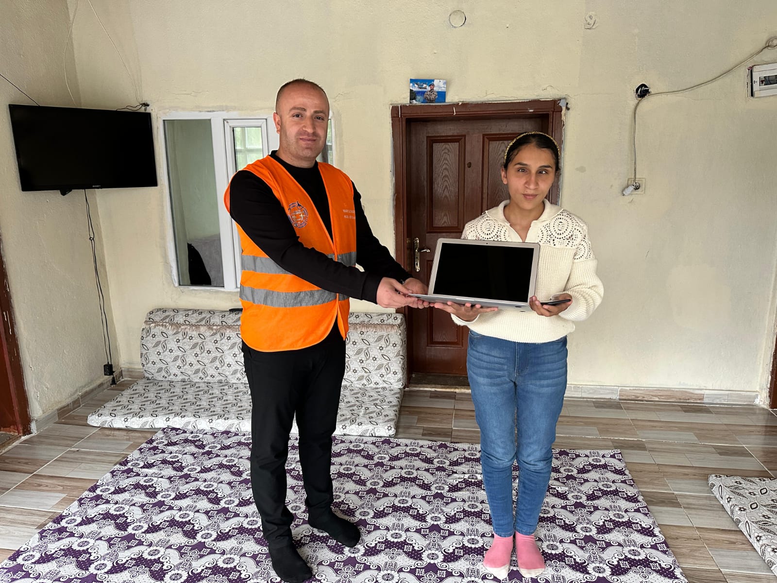 Başkan Aydoğdu Hakkarili görme engelli kızın hayalini gerçekleştirdi