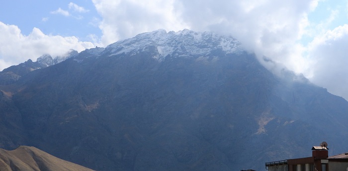 Hakkari Sümbül Dağı'na mevsimin ilk karı yağdı