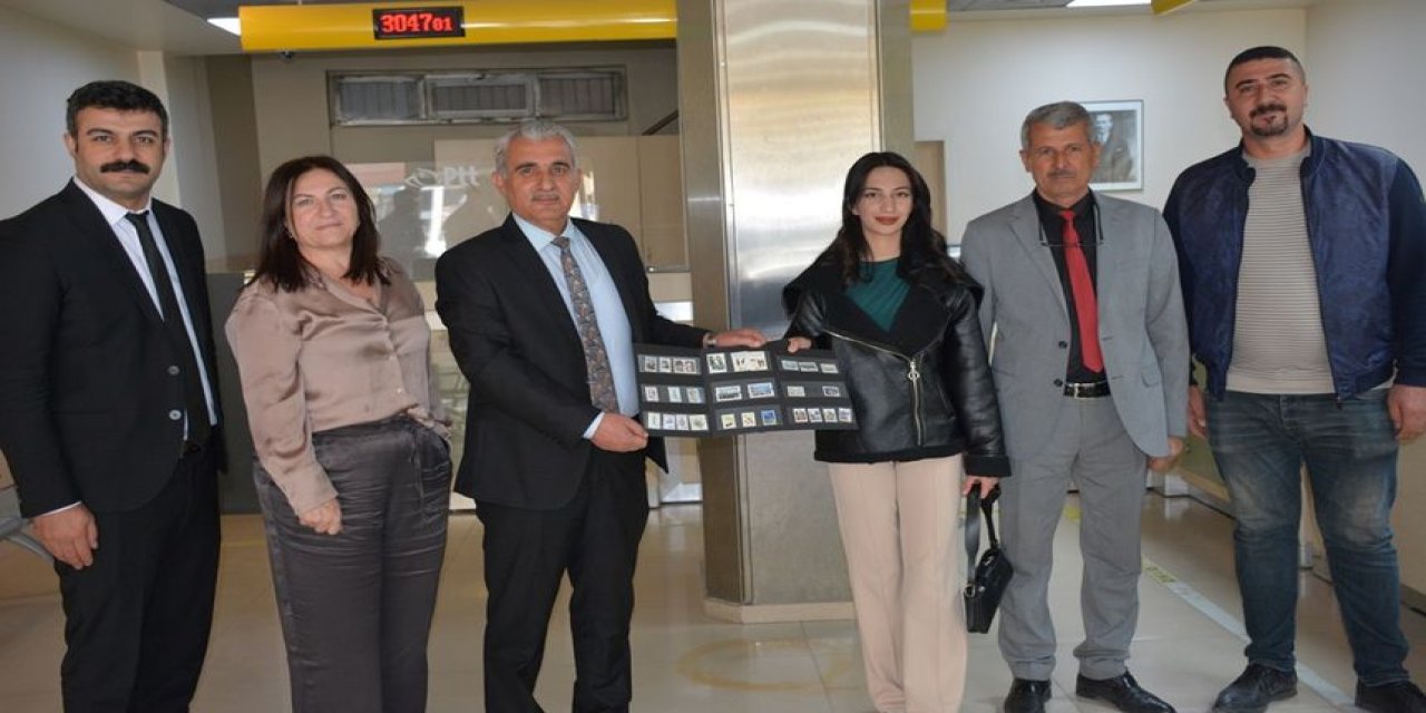 Hakkari’de PTT’ye gelen 184. müşteriye pul serisi hediye edildi