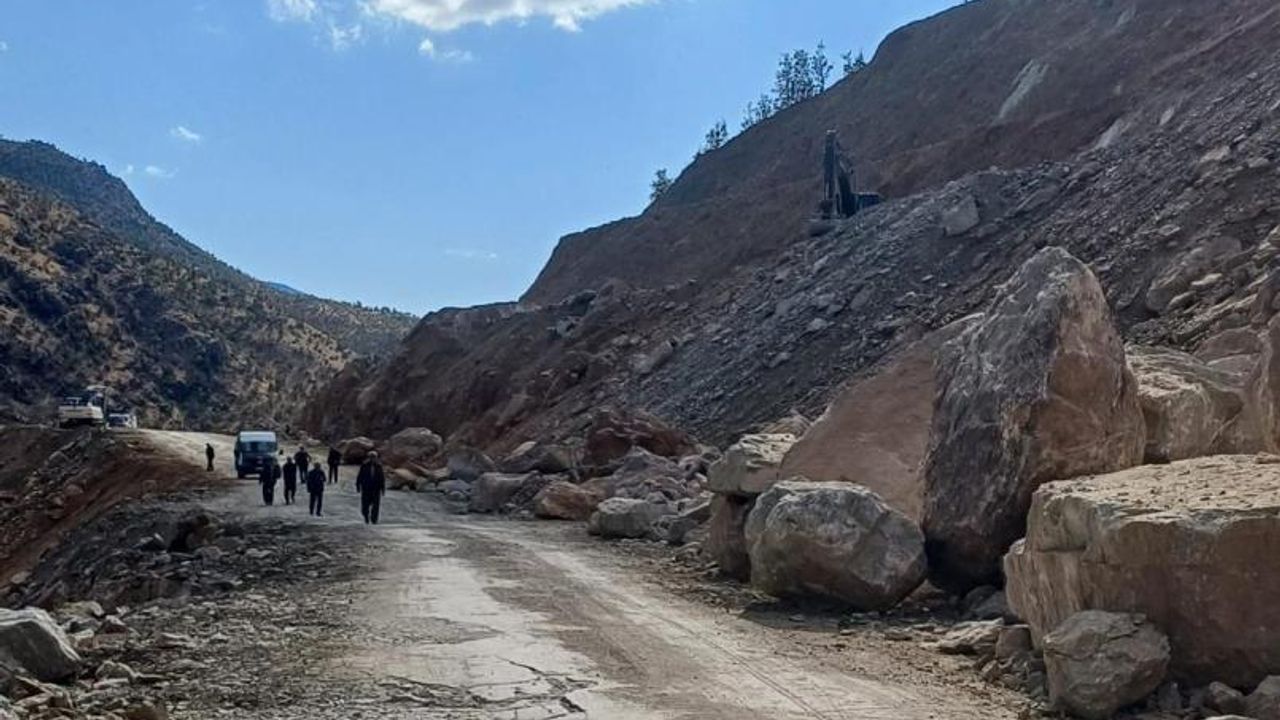 Şemdinli-Derecik kara yolunda heyelan