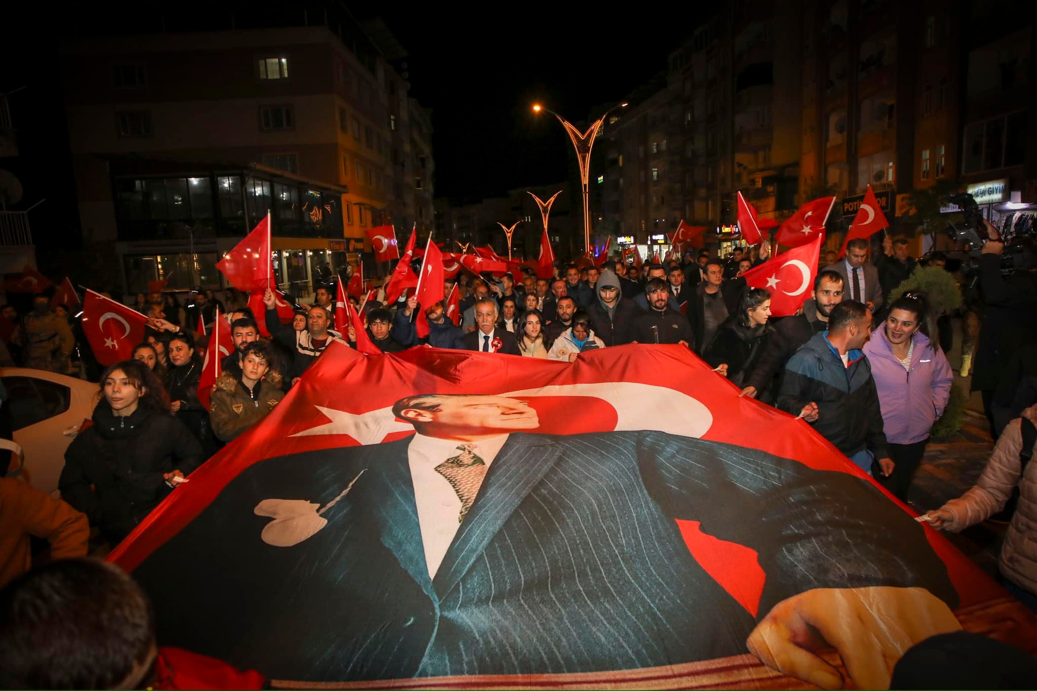 Hakkari'de 29 Ekim Cumhuriyet Yürüyüşü düzenlendi