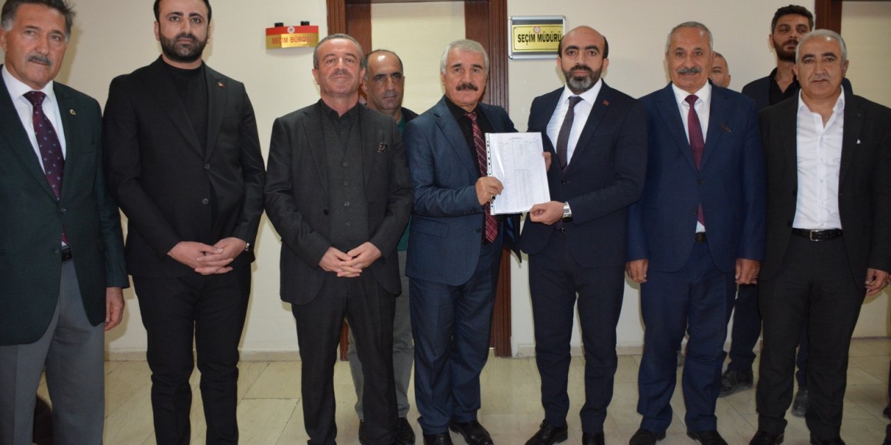 AK Parti Merkez İlçe Başkanı Demir mazbatasını aldı