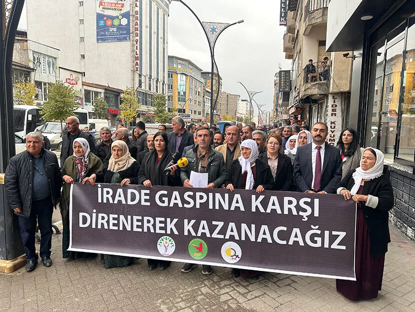 Kayyum atamaları Yüksekova’da protesto edildi