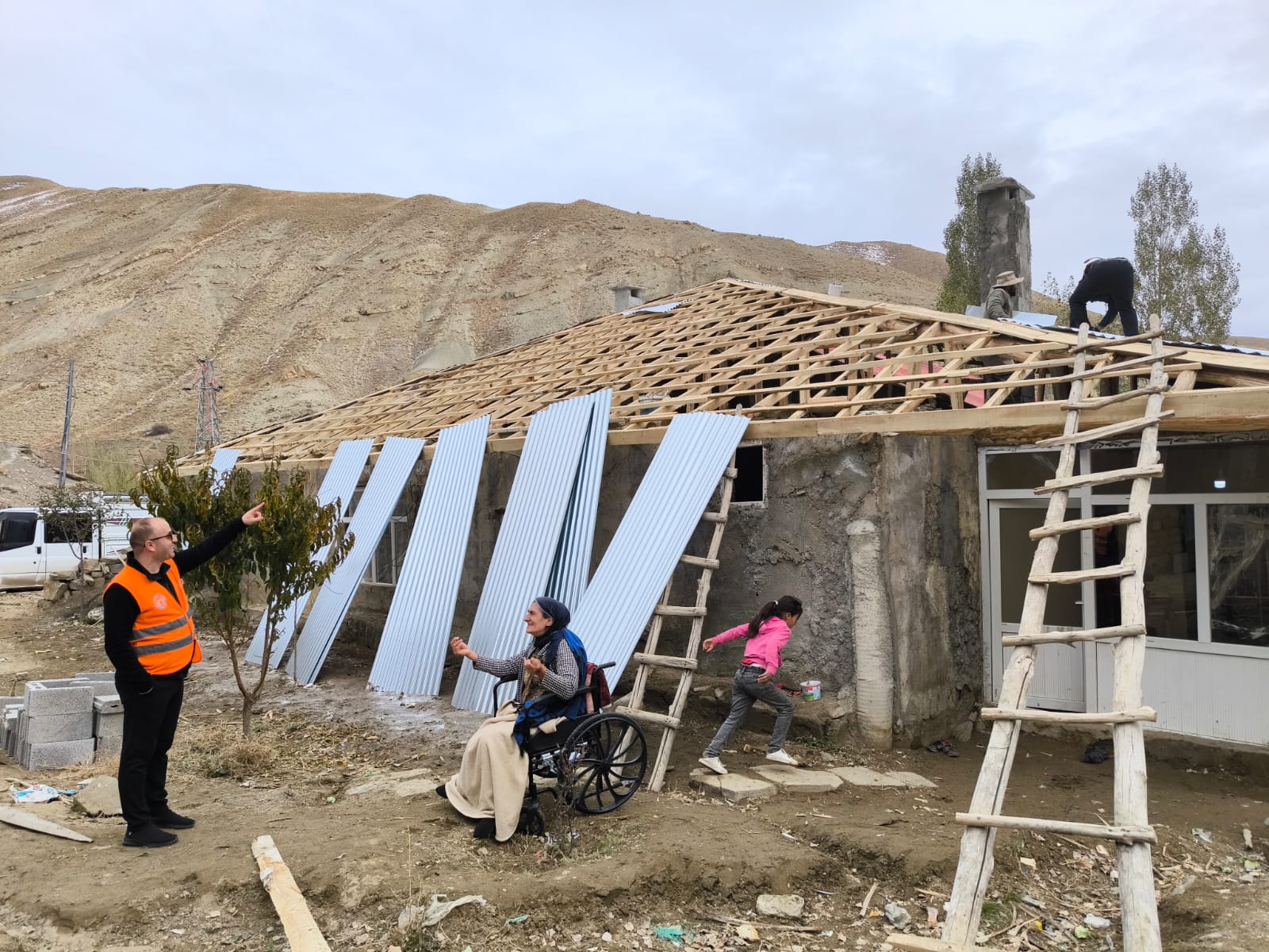 Başkan Aydoğdu'dan Başkaleli Engelli Aileye yardım eli!