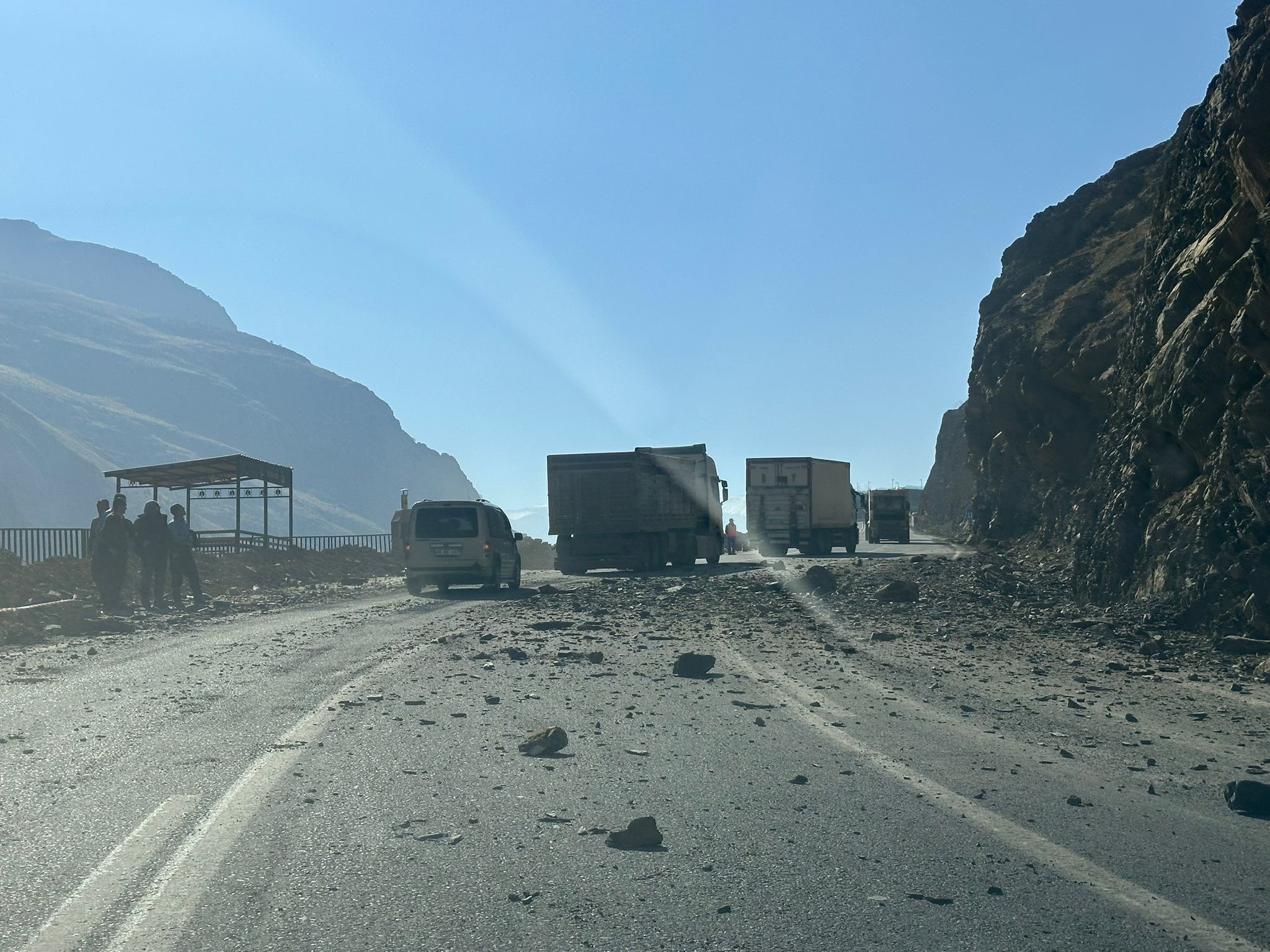 Hakkari’de Karayoluna düşen kaya parçaları sürücülerin kabusu oldu
