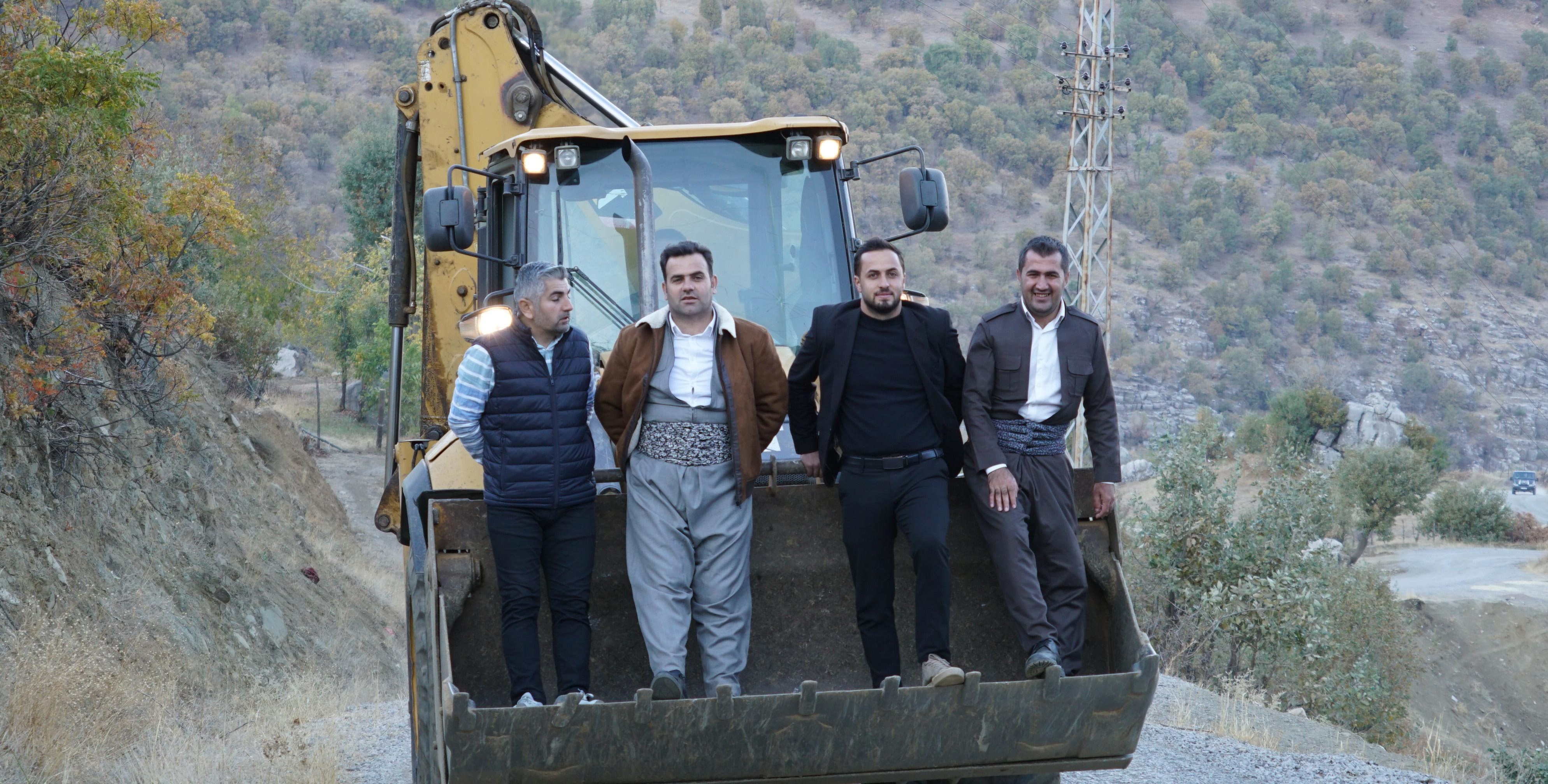 Derecik Belediye başkanı İş makinesi kepçesine binerek çalışmaları inceledi