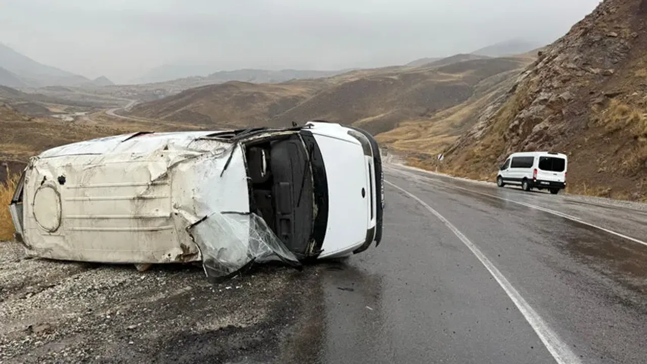 Hakkari Van yolunda araç takla attı: 1 yaralı
