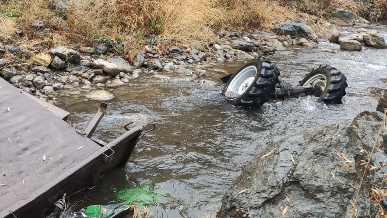 Yüksekova’da traktör dereye uçtu: 1 kişi yaralandı
