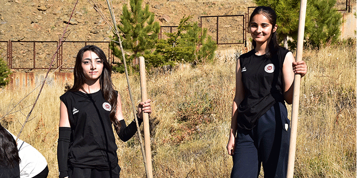 Hakkarili sporcular üniversitede fidan dikti