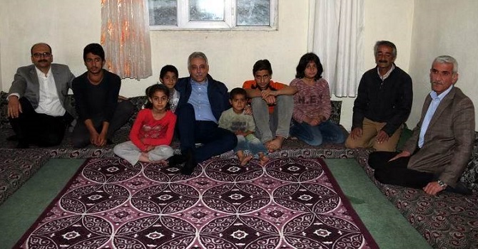 Vali Toprak, 13 nüfuslu Kanat ailesini ziyaret etti